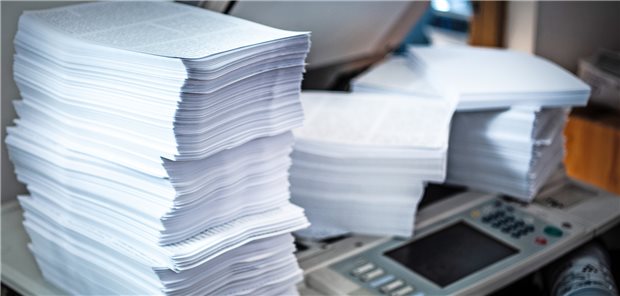 Stapelweise Papier: Ob Arztpraxen Geld für Kopien nehmen, sollten sie vom Umfang der Patientenakte abhängig machen, empfiehlt eine Medizinrechtlerin.