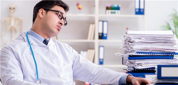 Stapelweise Zettelkram kann nervig sein – auch in Arztpraxen.