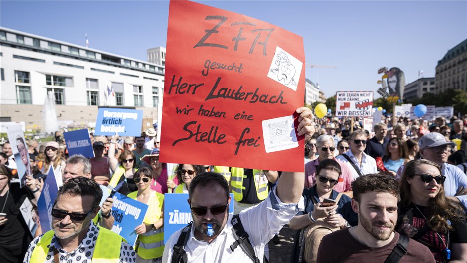 Stark vertreten auf der Demo mitten in Berlin: die zahnmedizinischen Fachangeste...
