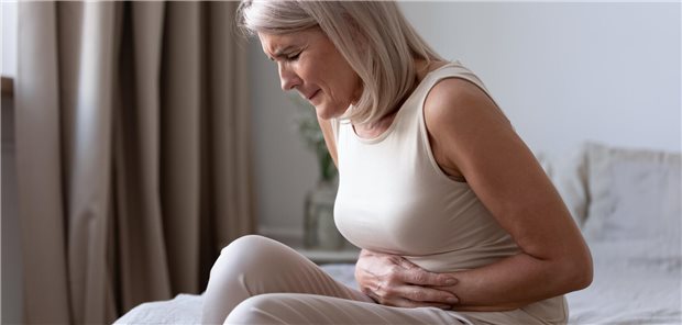 Starke Bauchschmerzen – ist es eine akute Pankreatitis? (Symbolbild mit Fotomodell)