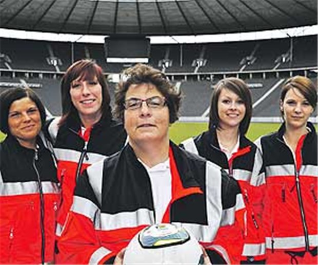 WM-Auftakt nach Maß - auch fürs Rettungsteam Starkes Rettungsquintett: Wiebke Preuß, Leena Möbius, Dr. Astrid Starsonek, Anne Schreier, Jlia Holdermann (v.l.).