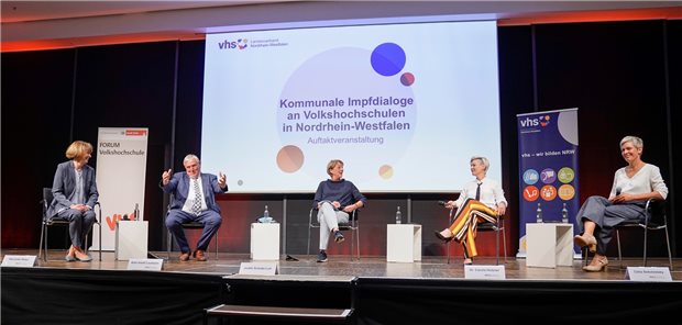 NRW setzt auf COVID-Impfaufklärung in der VHS Start der Impfdialoge: Henriette Reker (von links), Oberbürgermeisterin von Köln, Karl-Josef Laumann, Gesundheitsminister von NRW, Judith Schullte-Loh (Fernsehmoderatorin) , Dr. Carola Holzner, Ärztin und Videobloggerin und Celia Sokolowsky (Direktorin, Landesverband der Volkshochschulen von NRW) bei der Auftaktveranstaltung in Köln.