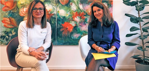 Internistin Dr. Aleksandra Tomic (l.). Unterstützt wurde sie von MLP-Beraterin Kirsten Becker.