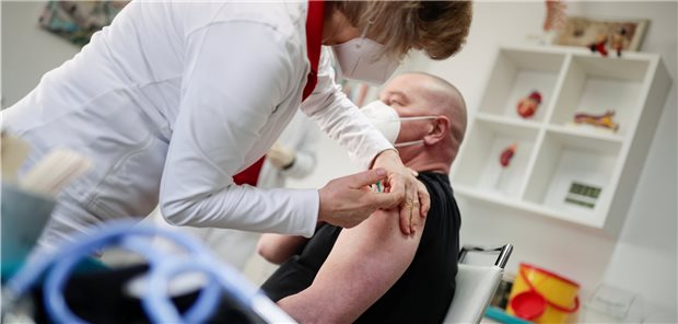 Wie bei Influenza: Impfung gegen SARS-CoV-2 in Kürze flächendeckend Ein Mann erhält in einer Arztpraxis eine Corona-Impfung