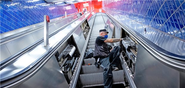 Rolltreppen sollen per UV-Licht keimfrei werden Ein Mitarbeiter der Stadtwerke München installiert an einer Rolltreppe im S- und U-Bahnhof Marienplatz UV-Lampen, die die Handläufe desinfizieren sollen.