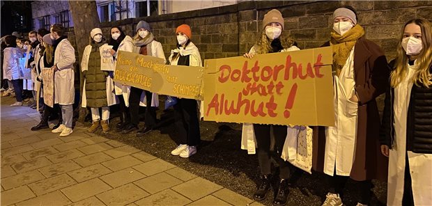 Dresdner Medizinstudenten ernten Zuspruch für Protest gegen Corona-Leugner Statement gegen Wissenschaftsfeindlichkeit der sogenannten Querdenker: Mahnwache der Studierenden.