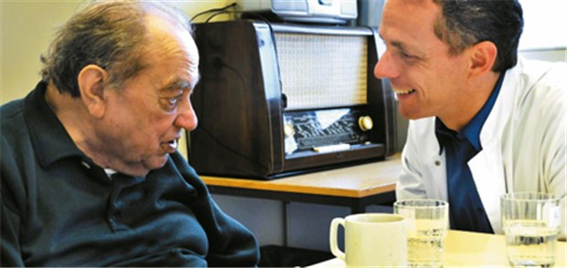 Wohnzimmer-Atmosphäre beruhigt demenzkranke Patienten Station für akuterkrankte Demenzpatienten in Heidelberg: Oberarzt Dr. Daniel Kopf mit Patient Ludwig Pfahler. © Behnke