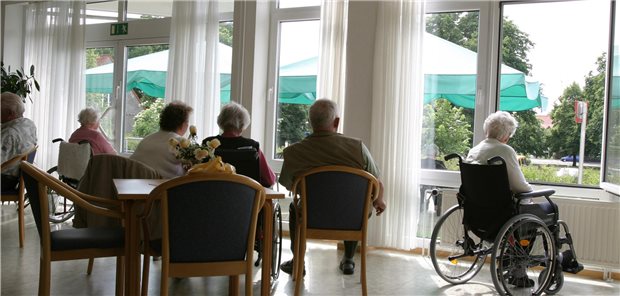 Spahns Pflegereform könnte Zahl der Sozialhilfeempfänger deutlich senken Stationäre Versorgung im Pflegefall ist teuer, viele Bundesbürger sind daher auf Unterstützung vom Sozialamt angewiesen.