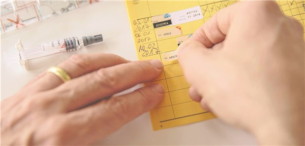 Statt Handarbeit: Die Informationen zu Impfungen sollen künftig auch in einem elektronischen Impfpass verfügbar sein und in einer E-Akte gespeichert werden können.