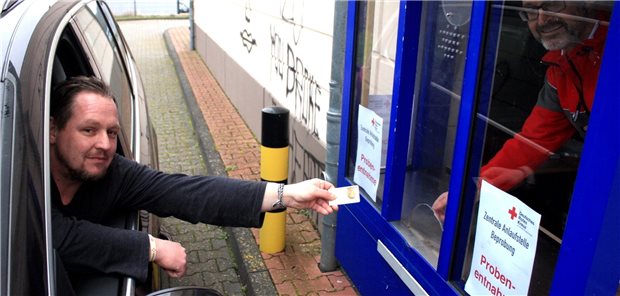Aus ehemaligem Burger King wird jetzt Drive-In-Testzentrum auf SARS-CoV-2 Statt Pommes und Burgern soll der Personalausweis und das Corona-Proberöhrchen am Schalter des ehemaligen Burger King-Gebäudes in Mechernich entgegengenommen werden.