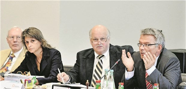 Konzepte für eine Reform des GBA Statt drei Unparteiische künftig neun? Derzeit füllen Dr. Regina Klakow-Franck, Dr. Harald Deisler und Professor Josef Hecken (v.l.n.r.) die Spitzenämter im Gemeinsamen Bundesausschuss aus.