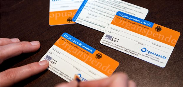 Eintrag ins Organspende-Register zu kompliziert? Statt nur auf Papier sollen Bürgerinnen und Bürger ihren Willen künftig auch in einem elektronischen Organspende-Register kundtun können. Der Papier-Ausweis bleibt aber parallel erhalten.