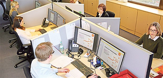 Viele Patienten erscheinen nie in der Praxis Statt – wie hier – zehn Mitarbeiter zum Start sitzen in der Terminservicestelle der KV Hessen heute nur noch sechseinhalb Mitarbeiter: Viele KVen haben aufgrund der geringen Nachfrage nachgesteuert.