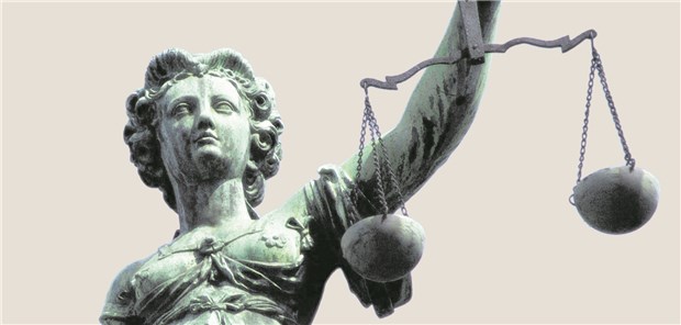 Schadhafte Implantate eingesetzt? Statue der Justitia: Nach einem Skandal um defekte Bandscheibenprothesen muss sich ein 55 Jahre alter Arzt aus Ostfriesland vor Gericht verantworten.