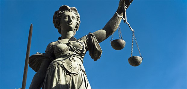 Marburger Mammutprozess um vergiftete Babys startet Statue der Justitia: Nächste Woche beginnt in Marburg ein Prozess um die Vergiftung von drei Babys – eines der Kinder starb.