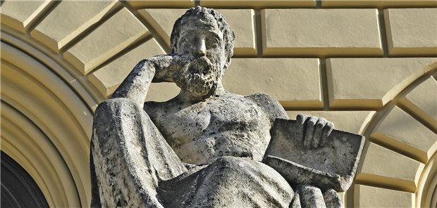 Statue des Hippokrates vor der Staatsbibliothekin der Ludwigstraße in München. Verstoßen Ärzte, die Verschwörungstheorien verbreiten, gegen den Eid?