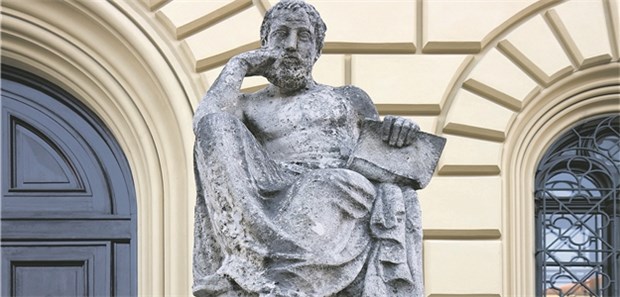 Deklaration von Genf kommt in der Gegenwart an Statue des Namensgebers Hippokrates vor der Bayerischen Staatsbibliothek in München.