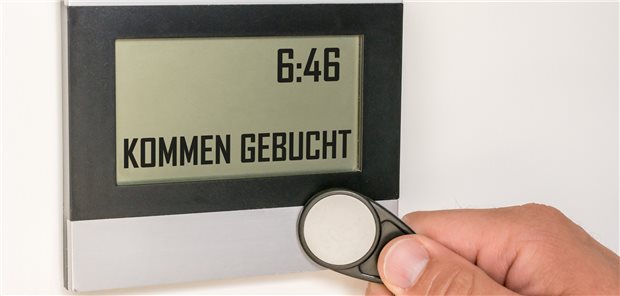 Stechuhren könnten in Arztpraxen bald Alltag werden. Das Bundesarbeitsgericht bestätigt in einem aktuellen Urteil die Pflicht zur Arbeitszeiterfassung.