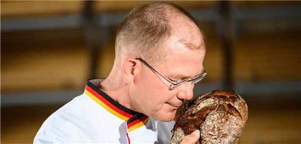 Was die feine Nase des Brotsommeliers alles riecht Stefan Keller, Bäckermeister und Brotsommelier, riecht an einem frischen Brot.