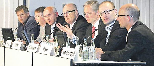 Köhler: Kassen schüren den Papierkrieg Stefan Zutz, Hausarzt aus Neubuckow, Jörg Freese vom Landkreistag, Jürgen Schulz, Landrat in Lüchow-Dannenberg, KBV-Chef Dr. Andreas Köhler, Matthias Mohrmann von der AOK Rheinland Hamburg, CDU-Gesundheitsexperte Jens Spahn und Wolfgang van den Bergh als Moderator.