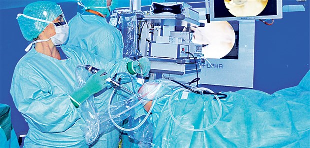 Chirurginnen hinterfragen Mutterschutz Stefanie Donner – im achten Monat – bei einer Arthroskopie.