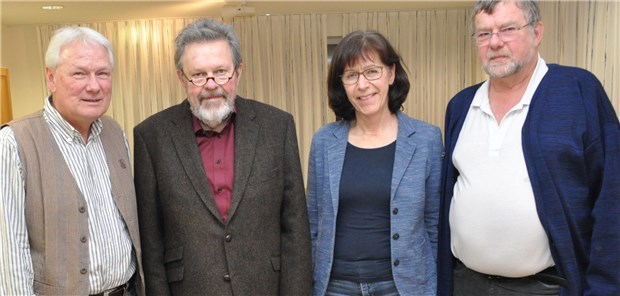 Stehen für ein bundesweit einmaliges MVZ-Modell: Arzt Matthias Schmidt, Kommunalpolitiker Burkhard Gerling, MVZ-Geschäftsführerin Maren Matthiesen und der ärztliche Leiter Peter Otzen. (von links). 