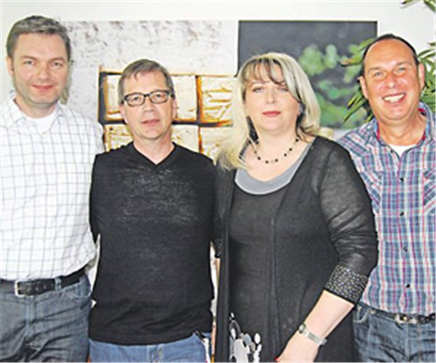 Pflegedienst für Aidskranke muss aufgeben Stehen vor ungewisser Zukunft: Stefan Mayer, Vorstand der Aids-Hilfe Frankfurt, Geschäftsführer Achim Teipelke, Pflegedienstleiterin Kathrin Medack und Herbert Drexler, Fachbereichsleiter Betreutes Wohnen der Aids-Hilfe (von links).