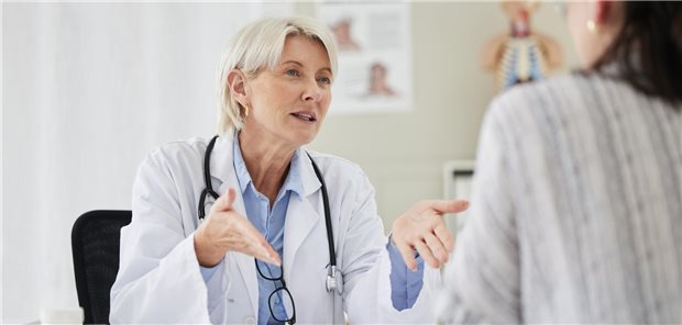 Eine Ärztin erklärt einer Patientin mit ernstem Gesicht eine Sachlage. 