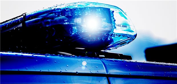  Ein Einsatzfahrzeug der Polizei, Streifenwagen mit Blaulicht 