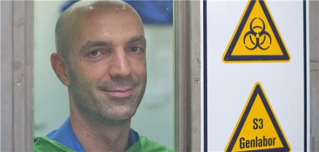 Virologe zum Streit über Corona-Maßnahmen: „Kindergartenniveau!“ Steht nicht nur im Labor: der Virologe Professor Jonas Schmidt-Chanasit vom Bernhard-Nocht-Institut für Tropenmedizin (BNITM) in Hamburg