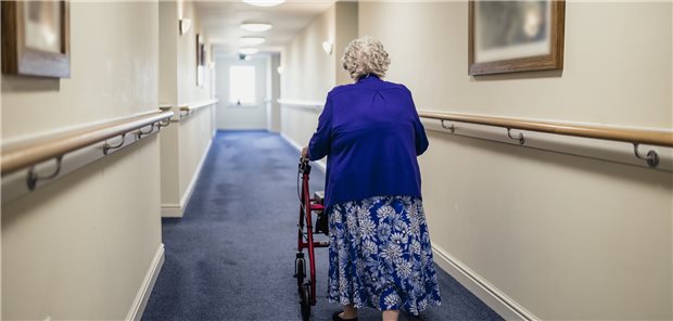 Steigende Bedarfe, fehlendes Fachpersonal: In der Altenpflege spitzt sich die Situation zu.