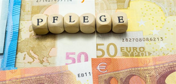 Die Buchstaben PFLEGE liegen auf mehreren 50-Euro-Scheinen.