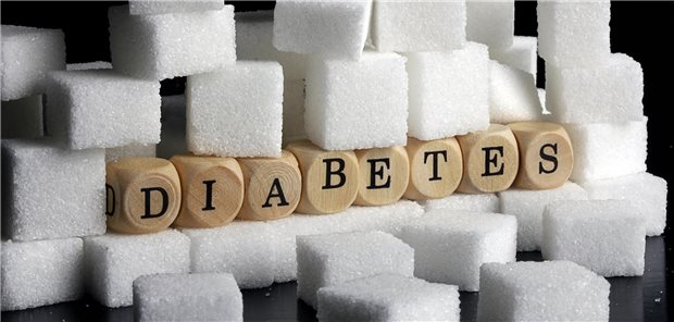 Der Schriftzug "Diabetes" in einem Stapel aus Zuckerwürfeln.