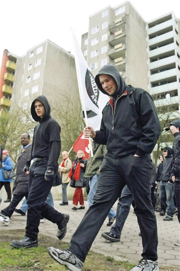 KV Hamburg kann Ärzte nicht in unbeliebte Bezirke zwingen Steilshoop - hier eine Demonstration von Anwohnern - gehört zu Hamburgs Problem-Stadtteilen. Hier fehlen Arztpraxen.