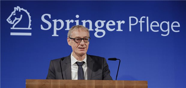 „Steine aus dem Weg räumen“: Gesundheits-Staatssekretär Christian Luft zum Auftakt des Kongresses „Pflege 2026“ am Freitag in Berlin.