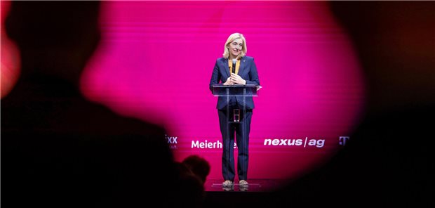 Bundesgesundheitsministerin Nina Warken (CDU) steht vor einem Rednerpult auf einer Bühne der DMEA.