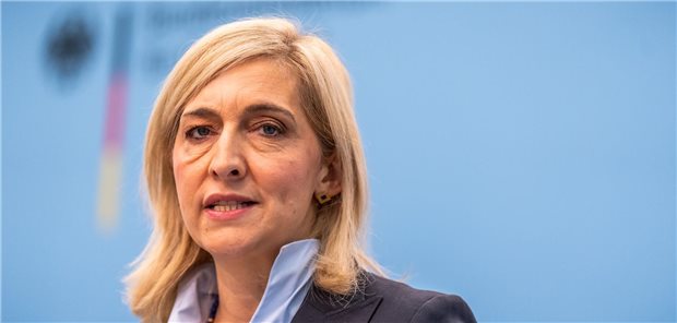 Stellt die telefonische Krankschreibung auf den Prüfstand: Bundesgesundheitsministerin Nina Warken (CDU). Vor allem in der Hausärzteschaft wird die telefonisch ausgestellte Arbeitsunfähigkeitsbescheinigung als Entlastung des Praxisbetriebs gesehen. 
