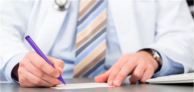 Stellt ein Arzt ein Attest ohne körperliche Untersuchung aus, kann er sich damit strafbar machen, urteilt ein Oberlandesgericht.