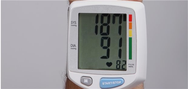 Blutdruckmessgerät an Handgelenk