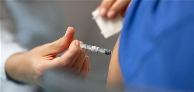 Arzt impft eine Patientin