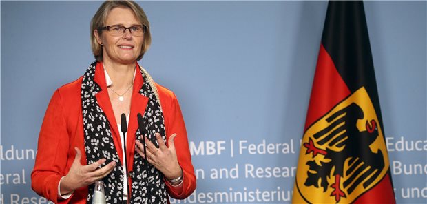 Schulöffnung in der Corona-Pandemie – neue S3-Leitlinie soll‘s regeln Stellte am Montag das Papier zur Prävention und Kontrolle von Corona-Übertragungen in Schulen vor: Bundesbildungsministerin Anja Karliczek (CDU).