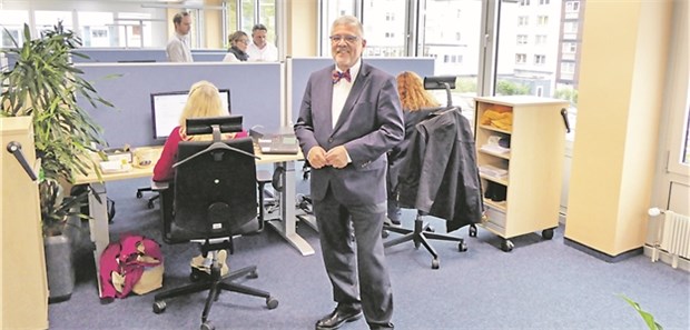 Gemeinsame Arztrufzentrale hat sich bewährt Stellte am Tag des Bereitschaftsdienstes die Duisburger Arztrufzentrale vor: Der Vorsitzende der KV Nordrhein Dr. Frank Bergmann.