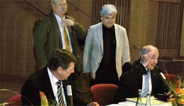 Beckstein sichert Ärzten im Süden ein kleines Plus zu Stellte beim Bayerischen Hausärztetag den aktuellen Stand der Korrekturen am GKV-WSG vor: Ministerpräsident Günther Beckstein (r.).