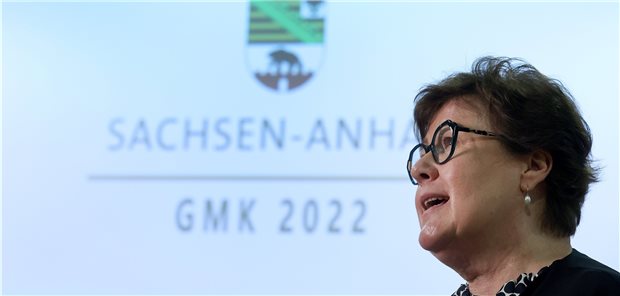 Bund soll Corona-Rettungsschirm für Praxen wieder aufspannen Stellte die Beschlüsse der Gesundheitsministerkonferenz am Montagabend vor: GMK-Vorsitzende und Ressortministerin in Sachsen-Anhalt Petra Grimm-Benne (SPD). (Archivbild)