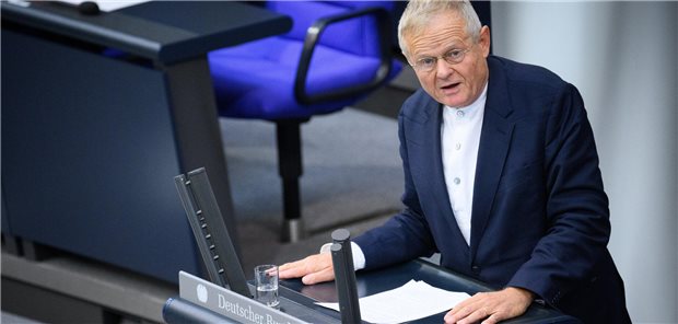 Das Foto zeigt den Grünen-Abgeordeten Dr. Armin Grau am Rednerpult des Bundestags.