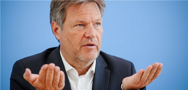Weniger Wachstum, doch der Arbeitsmarkt bleibt stabil Stellte die deutlich schlechtere Konjunkturprognose der Bundesregierung vor: Bundeswirtschaftsminister Robert Habeck (Grüne) am Mittwoch in Berlin.