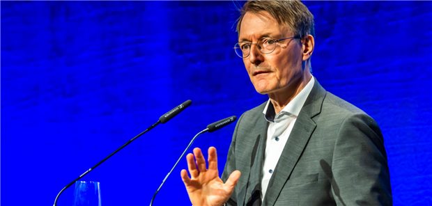 Stellte sechs von 15 aktuellen Gesetzesvorhaben in seiner Rede vor: Bundesgesundheitsminister Karl Lauterbach bei der Eröffnung des 128. Deutschen Ärztetages in Mainz.
