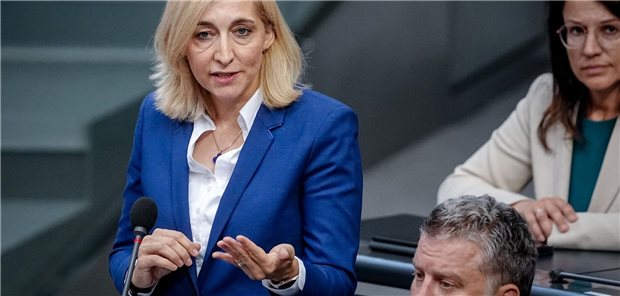 Gesundheitsministerin Warken: Keine Denkverbote im Reformherbst Stellte sich den Fragen des Bundestages: Gesundheitsministerin Nina Warken (CDU) bei ihrem zweiten großen Auftritt im Parlament.
