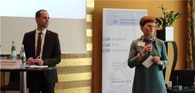 Hausärztetag: Stellte sich der Diskussion auf dem rheinland-pfälzischen Hausärztetag und der Chefin des Hausärzteverbandes im Land: Gesundheitsminister Clemens Hoch (SPD) und Dr. Barbara Römer.