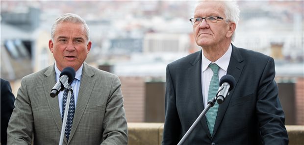 Grün-Schwarz schweigt noch zum Thema Gesundheit Stellten am 3. April die Eckpunkte für die am Donnerstag gestarteten Koalitionsverhandlungen vor: Ministerpräsident Winfried Kretschmann (Grüne, r.) und Innenminister Thomas Strobl (CDU).